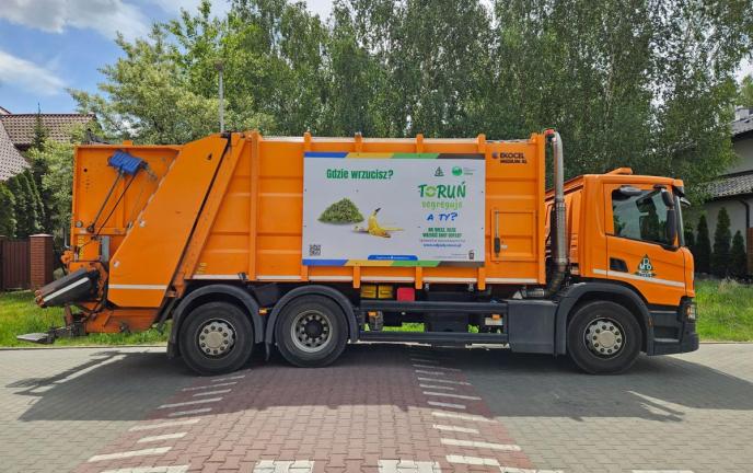 Śmieciarka z tablicą edukacyjną