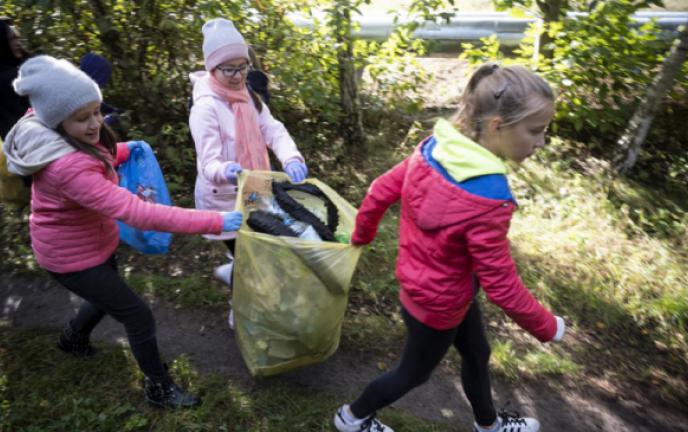 Dzieci sprzątają Toruń