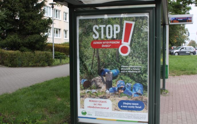 Przystanek z plakatem kampanii o dzikich wysypiskach.