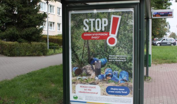 Przystanek z plakatem kampanii o dzikich wysypiskach.